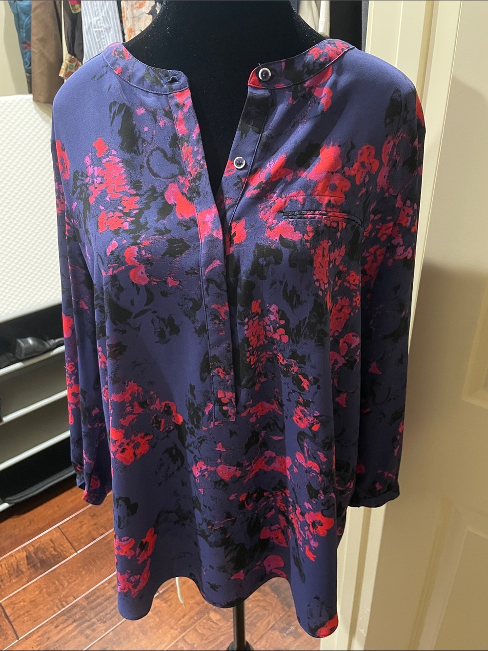 Flowy NYDJ dressy blue Blouse with Red Floral Print and pleated back
